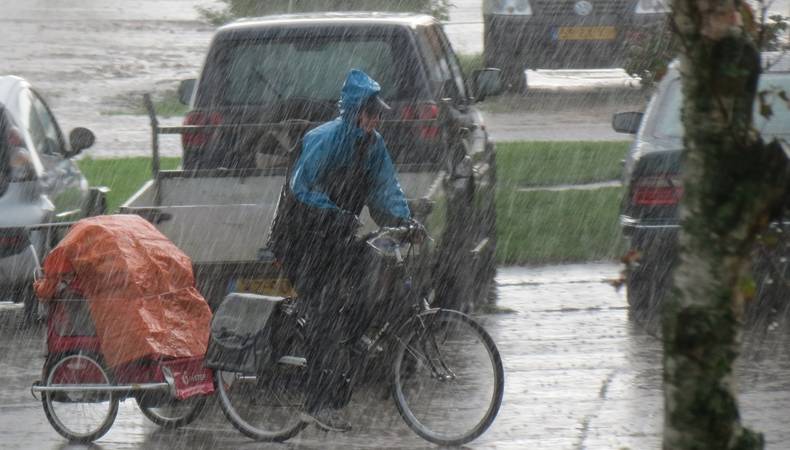fietser in dee regen Jannes Wiersema